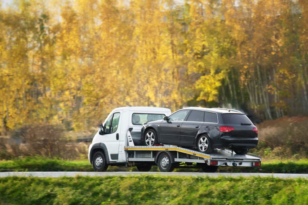 Wynajem lawety – kiedy warto zdecydować się na tę usługę? wynajem auto lawety